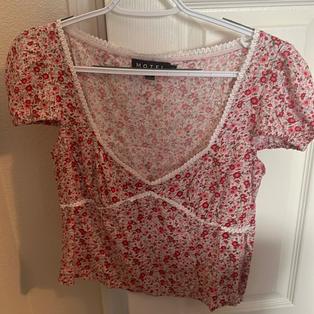 Motel Rocks Women’s Cropped V neck Too